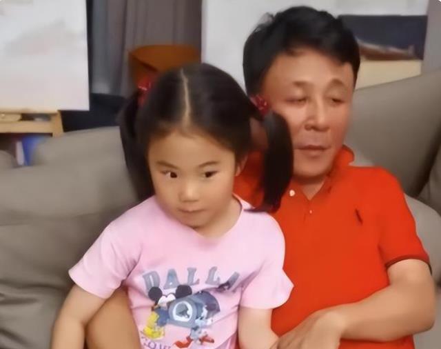 王楠|王楠家庭地位显著！儿子按摩，女儿喂水果，老公喊疼却无人理会