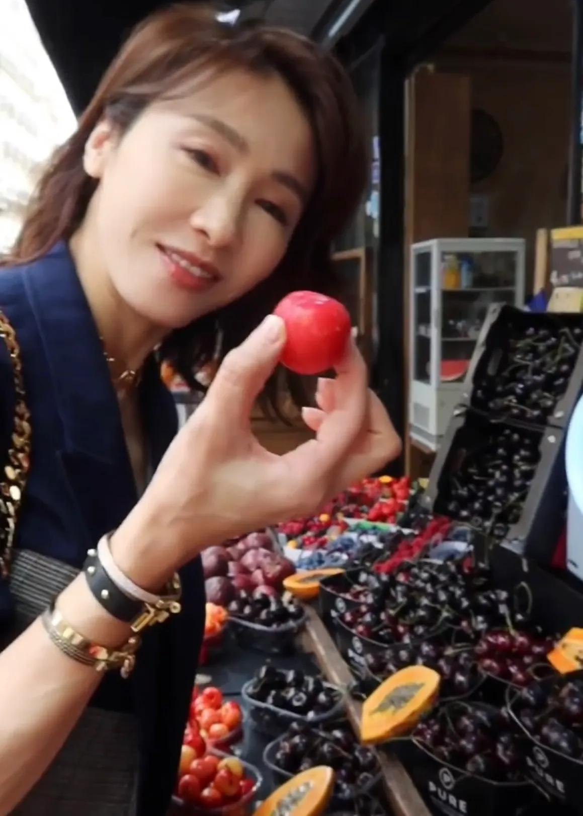 陈冲|50岁黎姿久违秀美腿,穿短裙踩红色高跟鞋,又美又飒女神范依然