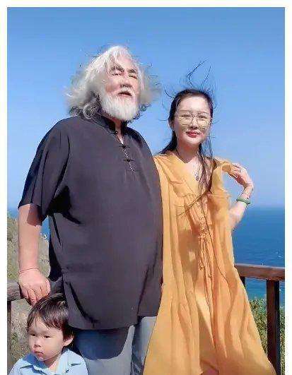 张艺谋|72岁张艺谋童心未泯！拆盲盒太刺激，办公室布置随之曝光