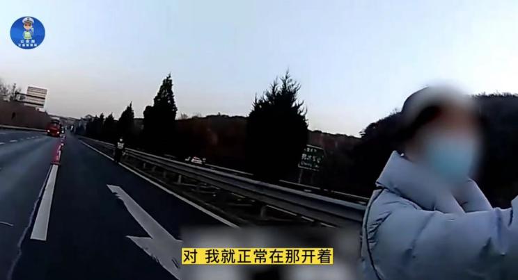 豪车女司机高速错过出口急刹致三车相撞