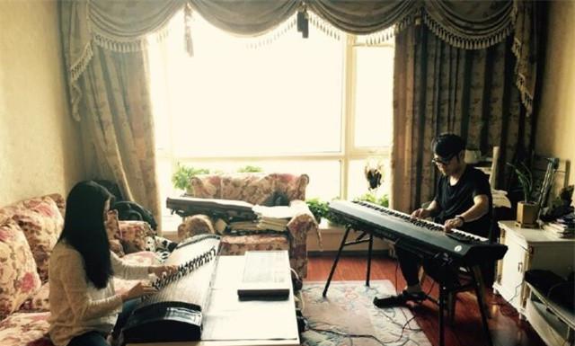 参观王铮亮住的豪宅，客厅摆满各种乐器，对音乐也太痴迷了