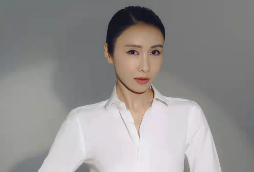 黎姿|50岁黎姿做运动突发意外!靠拐杖走路手暴青筋,素颜露面脸色白