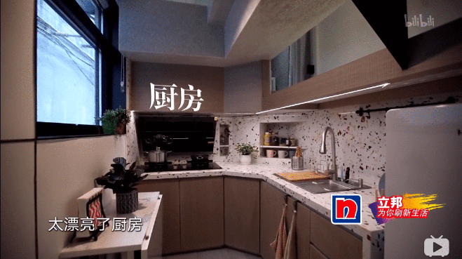 11㎡“棺材房”挤两对夫妻,毫无隐私可言,晚上不敢出声!