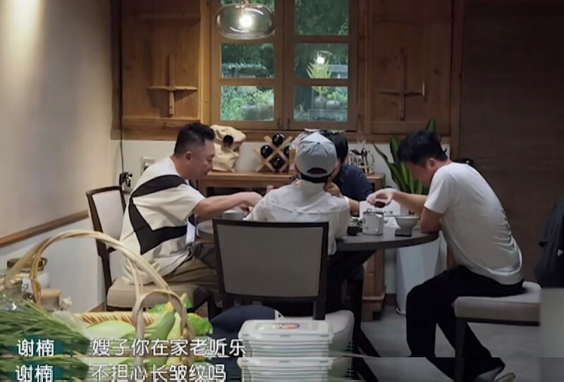 于谦|于谦小10岁娇妻近照似少女，被指撞脸马伊琍，和身旁人热聊没架子