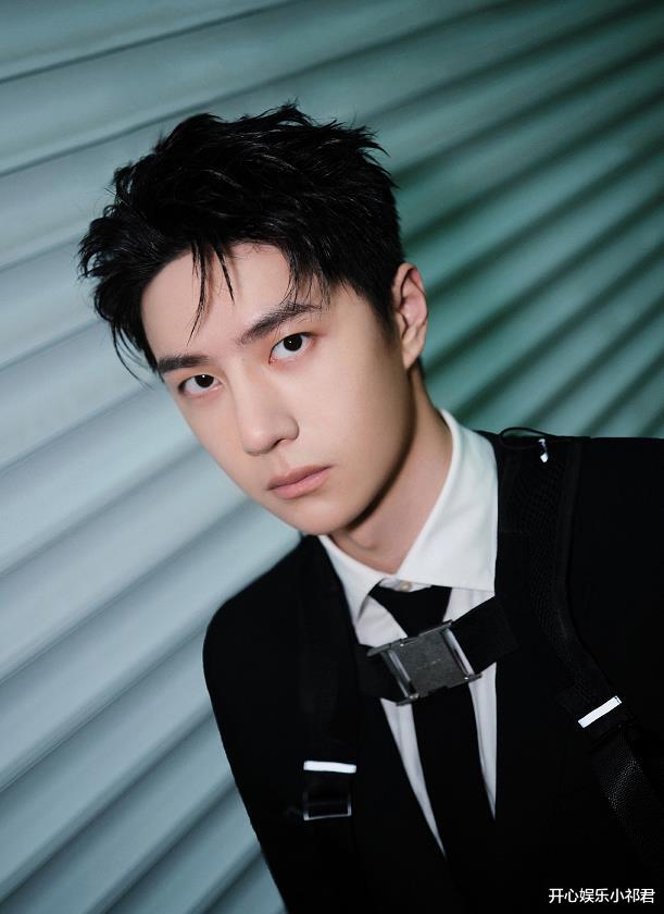 王一博|王一博背带西装造型太帅了，冷脸禁欲感扑面而来，说不心动是假的