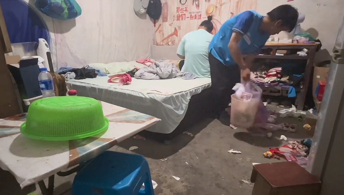 外卖小哥养一家五口,原因是老婆很懒?网友:挺会炒作的