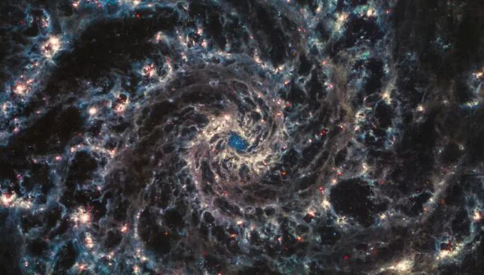 詹姆斯·韦布空间望远镜令人惊叹的星系图像看起来像一个虫洞