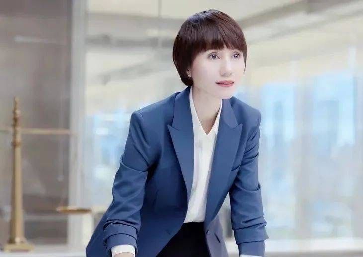 穿衣搭配|袁泉俞飞鸿新剧里“神仙打架”，职场穿搭优雅高级，气质难分上下