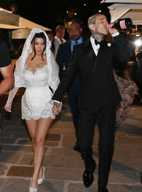 考特尼|43岁考特尼办奢华婚礼,与丈夫亲热无视孩子,婚后生活好幸福