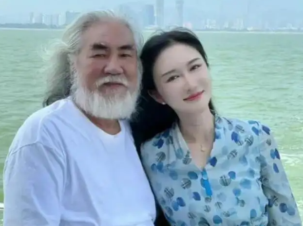 王奎荣|75岁王奎荣近照曝光，头发花白仍拍戏，小37岁娇妻昂贵手表亮眼！