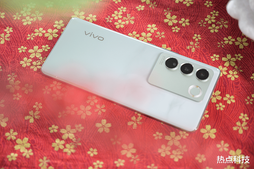 vivo S16体验:颜值出众 玉石般温润手感