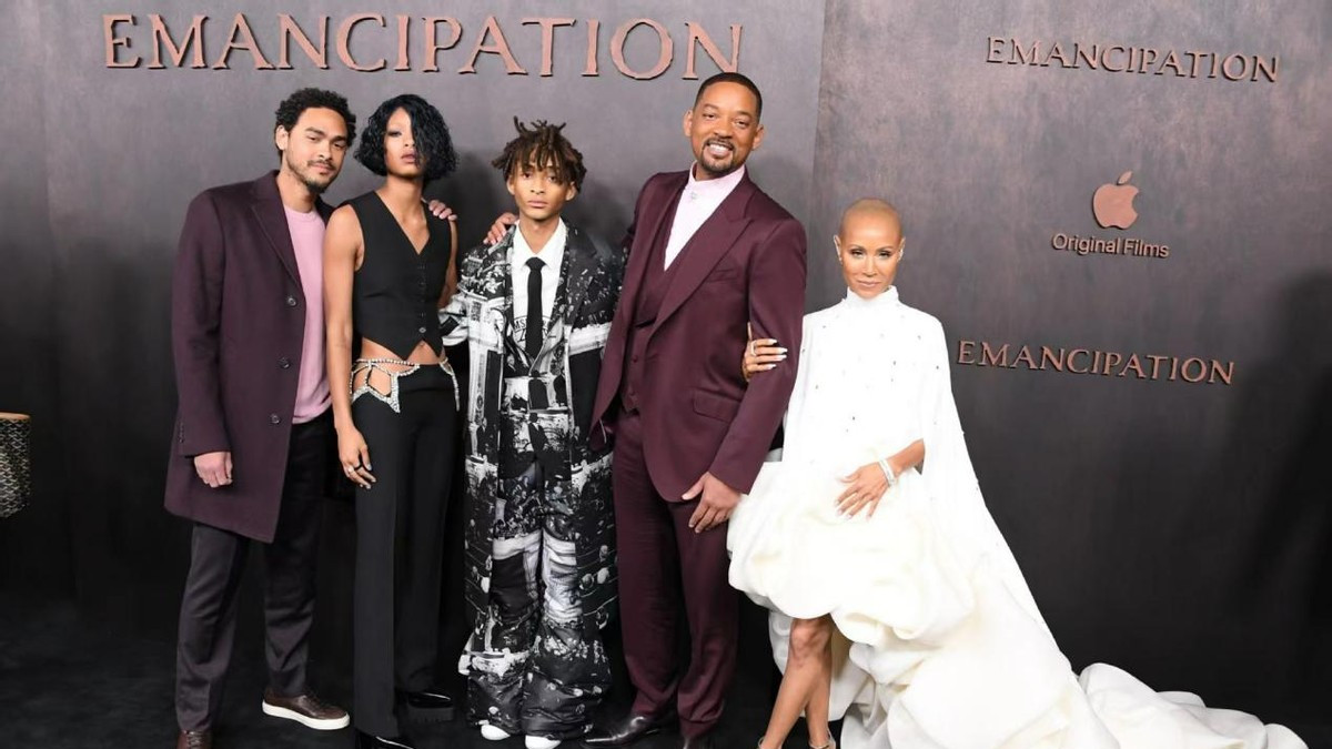 威尔·史密斯|威尔史密斯全家走红毯！老婆光头穿白裙像神婆，儿女造型好杀马特