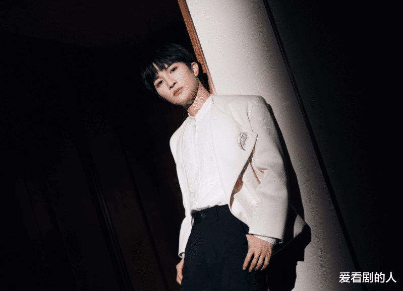 航天|追光之夜:韩红《星梦》致敬航天工作者,周深歌声温暖大气有力量