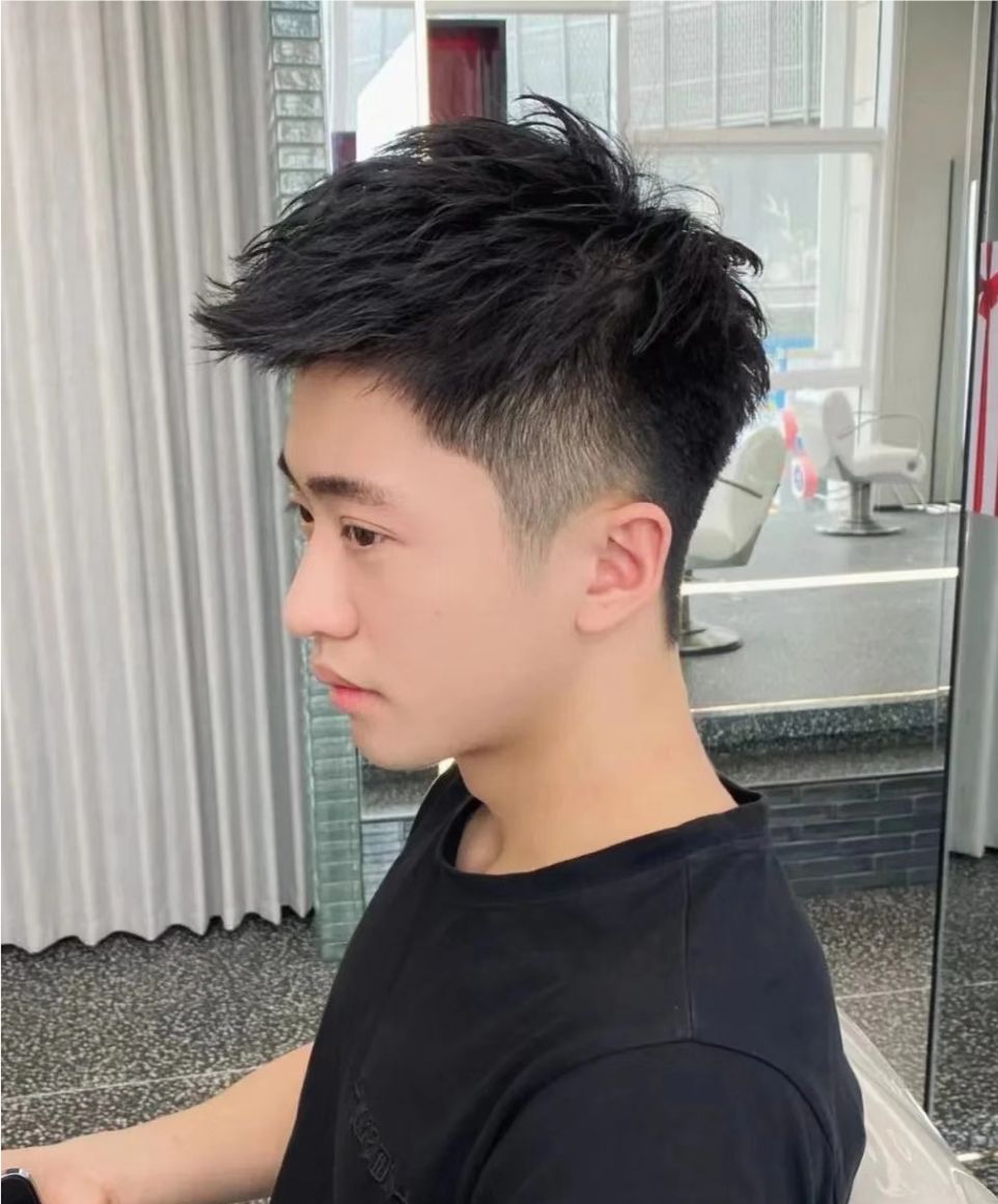 t恤 最有型的男士发型，简单时尚真精神，剪完就是帅