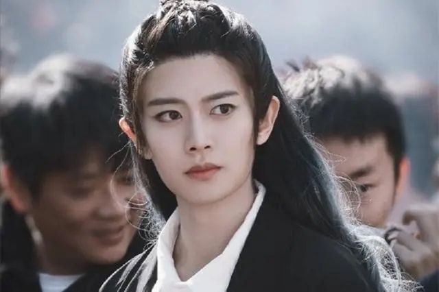 锦衣之下|《与君》还在热播,任嘉伦爆剧在日本上映,热度火爆瞬间登上热搜