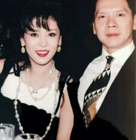 向华强|40年他做到了，两个人相濡以沫，向华强身边永远是向太