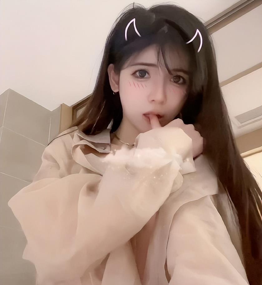 萝莉|网红“狗头萝莉”玩擦边?抹胸热舞惹争议,曾公开承认自己媚男