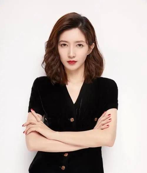 发型 女人到中年就放弃“黑长直”吧,换这4种发型才洋气,阿姨变姐姐