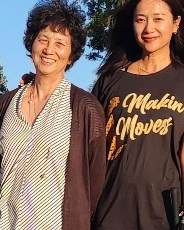 徐静蕾|48岁徐静蕾正式晒出孕肚照，穿孕妇裙素颜出镜状态佳