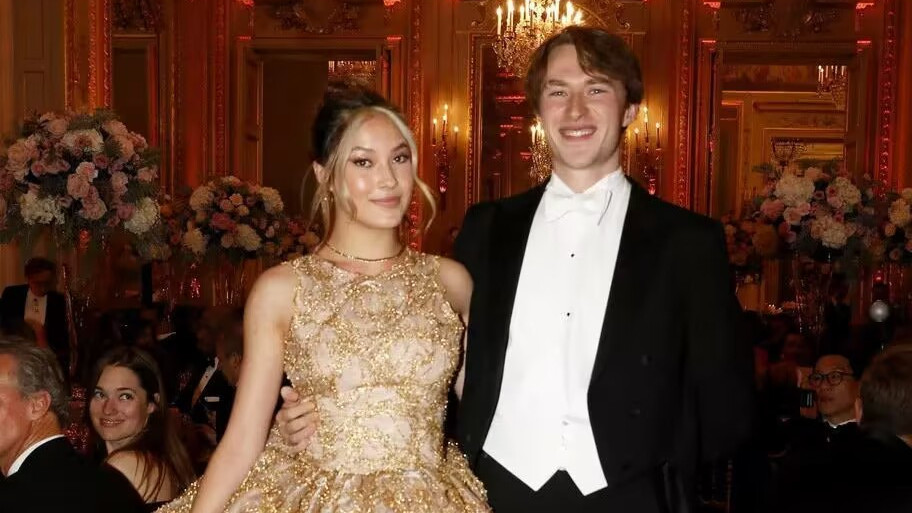 华谊兄弟|谷爱凌参加巴黎舞会，赤脚合照咧嘴大笑，与王室公主同框气质不输