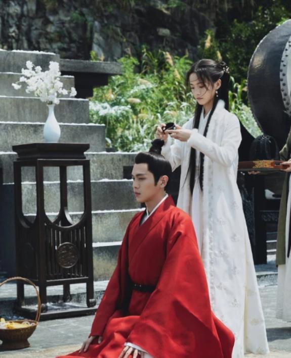 玉骨遥|《玉骨遥》《且试天下》主角年龄相差大，大花搭小生的时代过去了