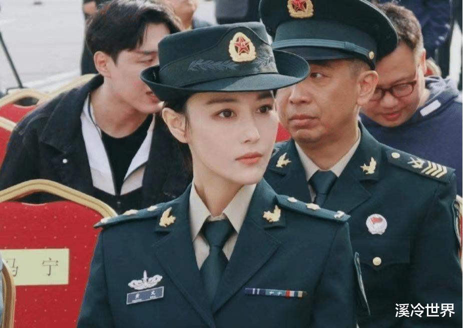 警察|同样穿“警服”，把刘涛吴越和baby等女星放在一起，差别就出来了