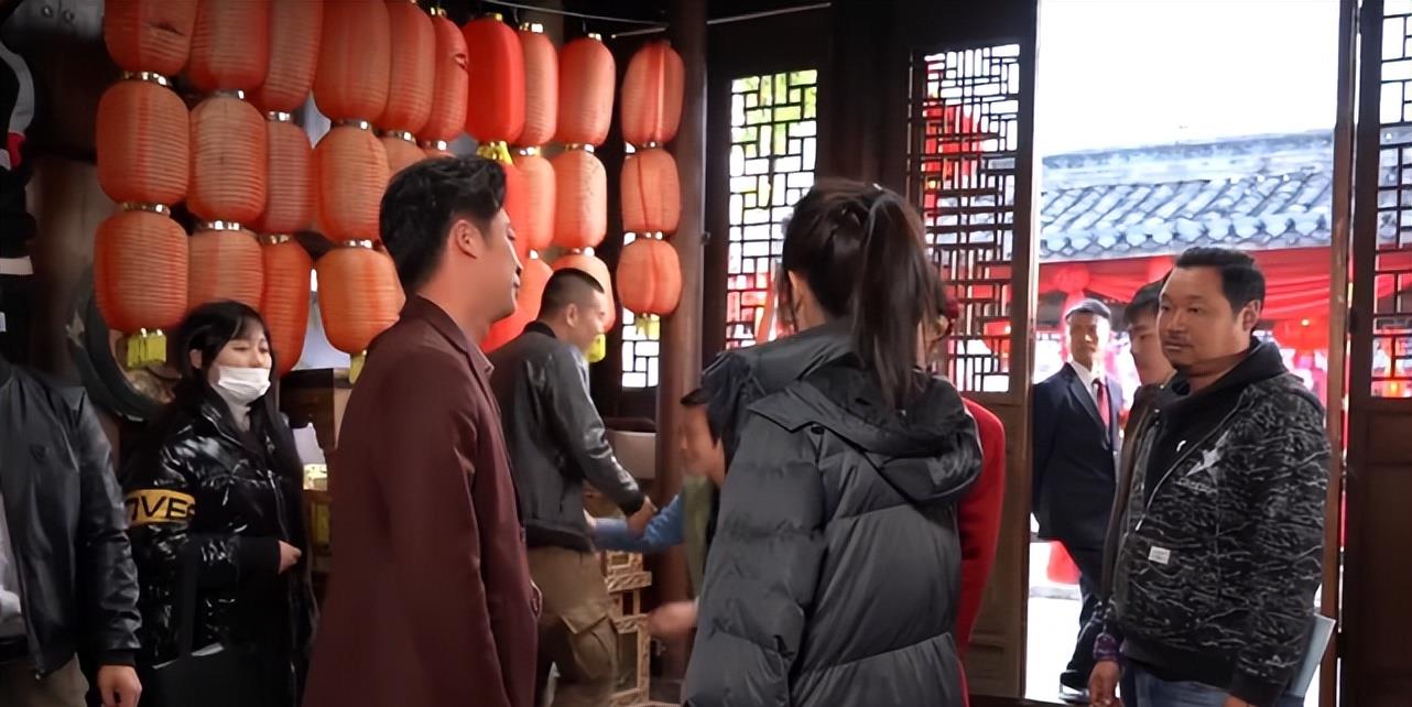 曹征|赵丽颖新剧婚闹引争议！男演员上手抚摸不敢动，事后火速扯上衣服