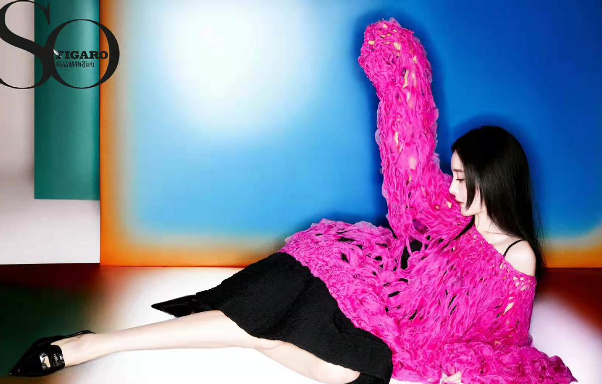 杨幂|杨幂最新大片曝光!穿金色亮片裙牛奶肌快白到发光,身材真是火辣