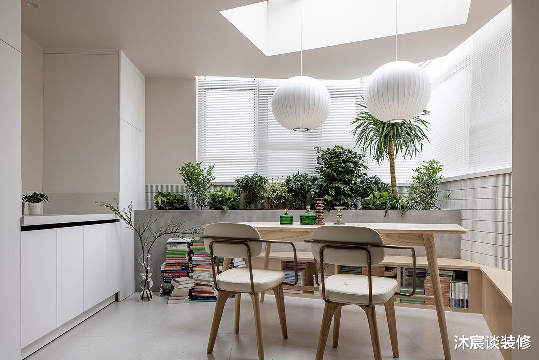 这对大学老师,把餐厅放在阳台就圈了好多粉,再开个天窗,美极了