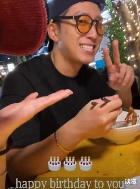 何超莲|何超莲带窦骁吃大排档庆生，人均不到70元，窦骁一脸傻笑超幸福