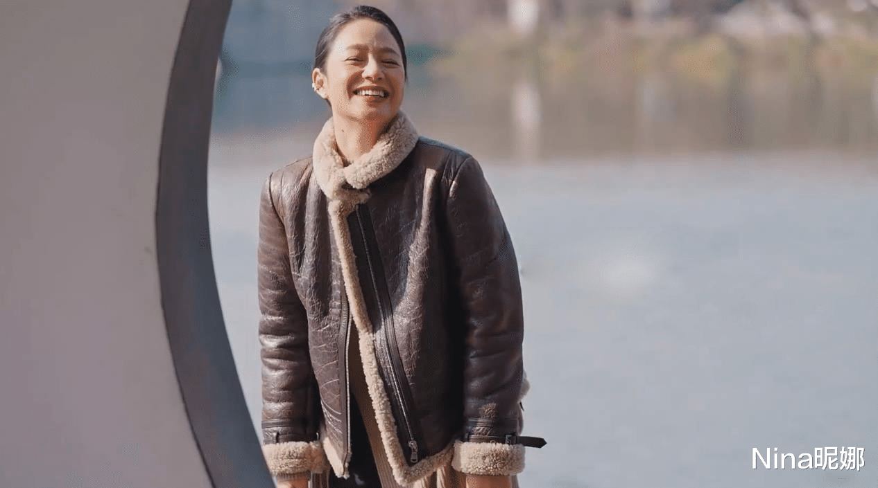 周韵 44岁周韵也太爱美了，做核酸穿T恤扎双马尾变小姑娘，现场无人识