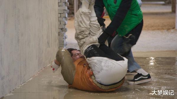 李光洙|比《RM》还狼狈!李光洙首集遭脱裤,刘在锡笑亏:为了钱上综艺