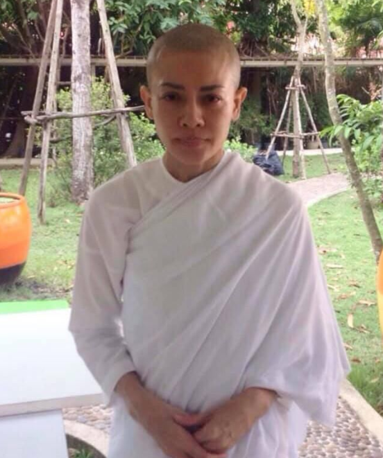 发型 西拉米头发留长,以探普英的身份出宫参加婚宴,中分发型端庄大气