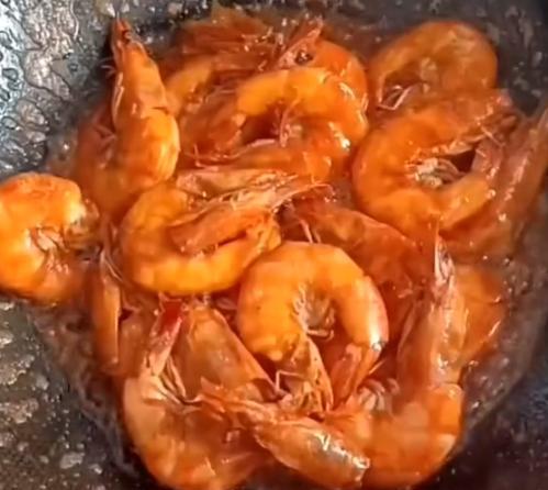 陈萌|陈萌的婚后表现很好，亲自下厨为丈夫做酱肉面、炸油糕，太香了！