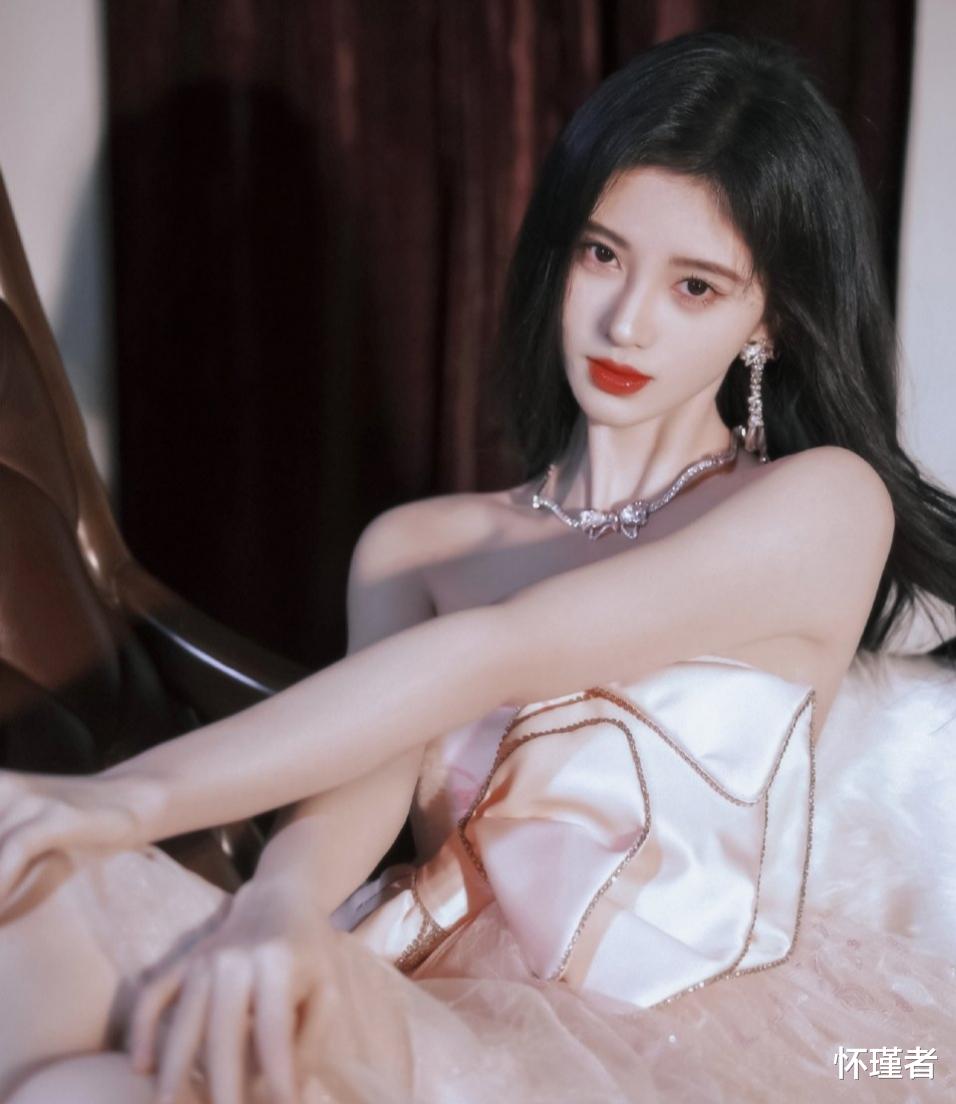 鞠婧祎|鞠婧祎终于一改“半永久”妆容，新造型却被网友吐槽：蛇精脸