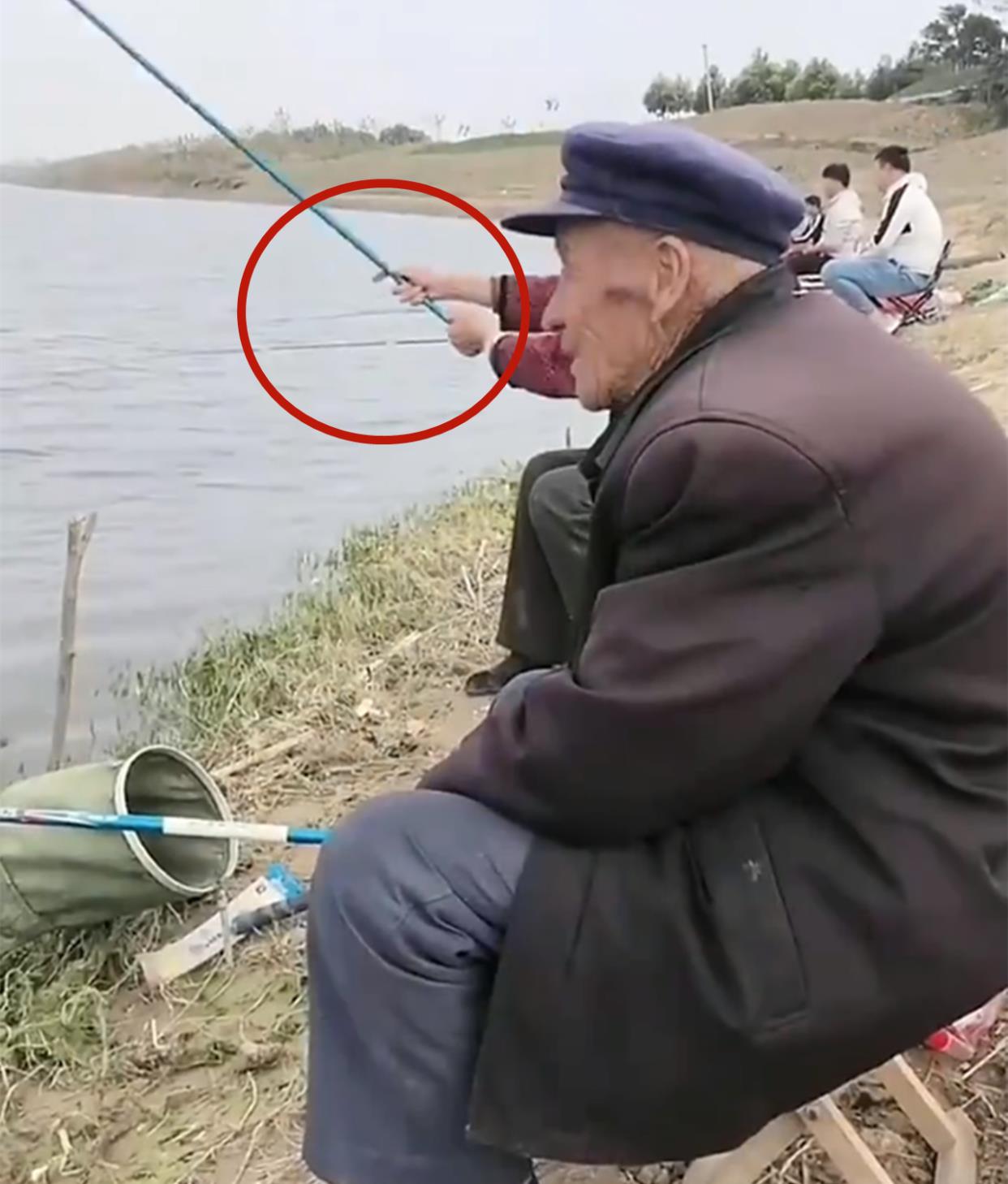 饵料|钓鱼界的“神雕侠侣”!八旬老夫妻结伴钓鱼,网友:最浪漫的事