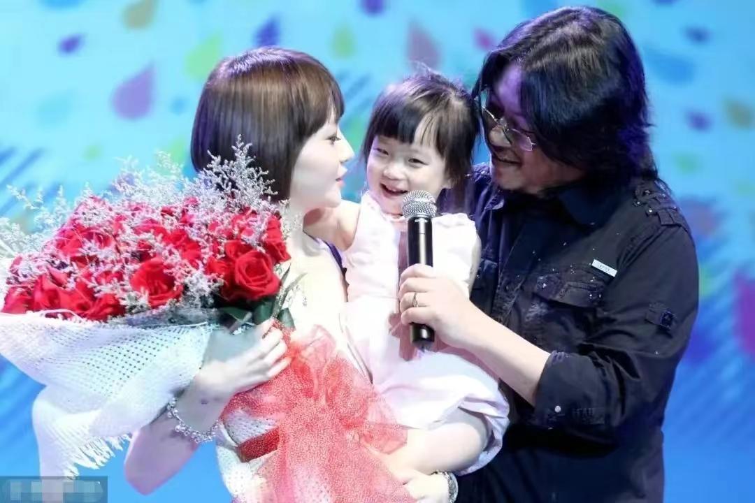 高晓松|高晓松小19岁前妻官宣二胎！二婚老公高大健硕，两人生活幸福美满