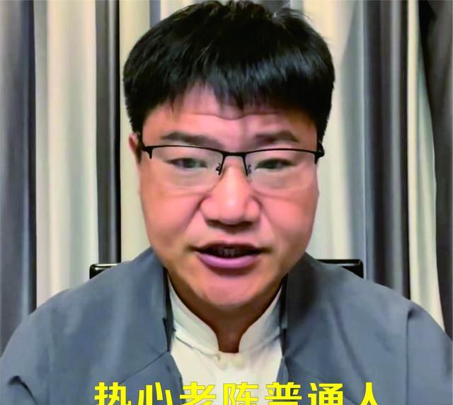 反诈老陈现身横店跑龙套,网友:成就你的是那身衣服