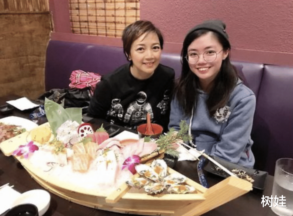 杨婉仪|港姐杨婉仪为女儿庆生，17岁女儿晒与女友合照，恋情已获家人认可