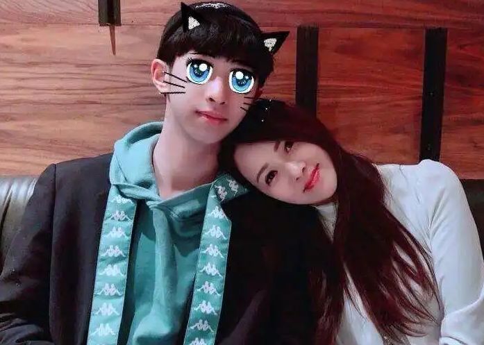 伊能静|伊能静为儿子宣传艺术展,哈利再次晒女装照,穿露肩长裙秀锁骨