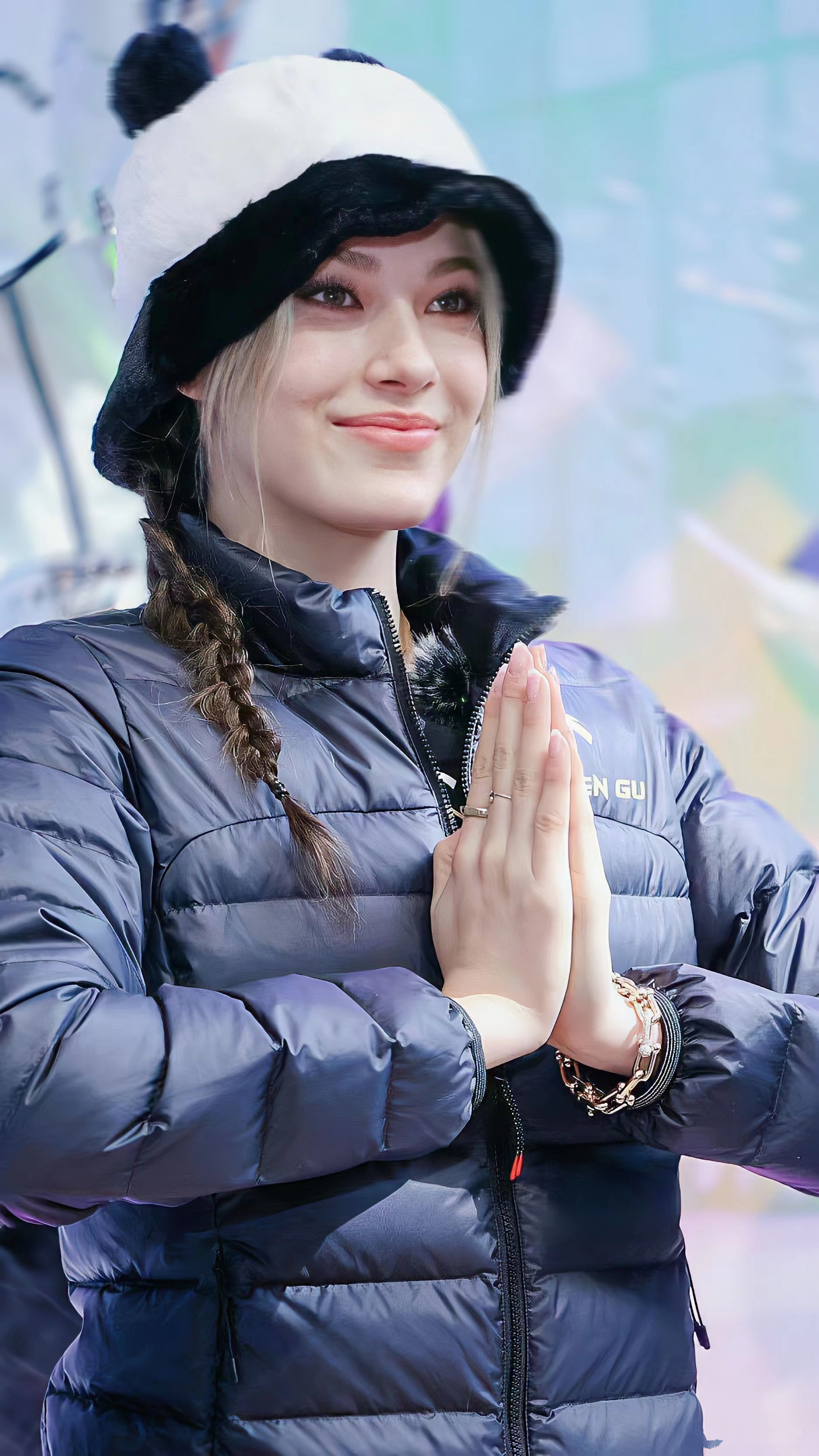 三里屯|谷爱凌再次现身三里屯，与粉丝亲切合影，被经纪人一再提醒戴口罩