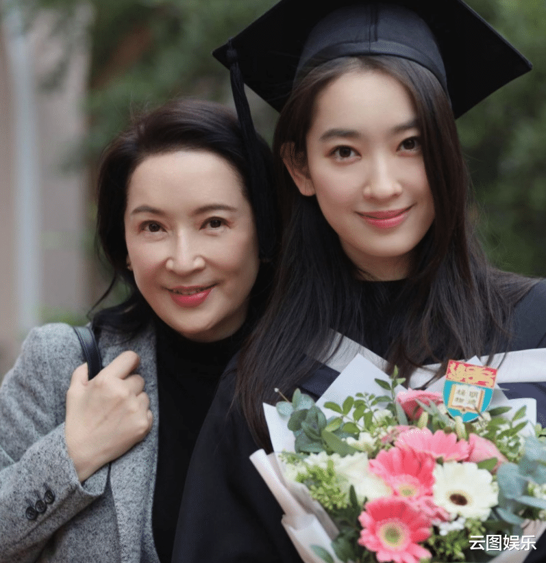 龚慈恩|恭喜！龚慈恩女儿大学建筑系毕业，22岁高颜值像妈，已出道当女一
