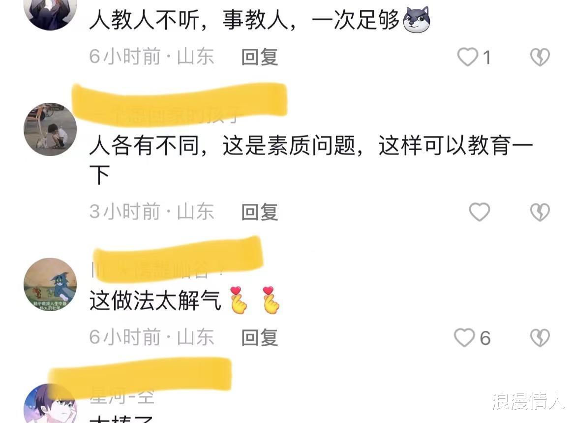 大妈脱鞋趟地铁座椅,鞋被乘客踢下车,网友:太损了,毕竟是老人