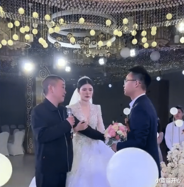 湖南女子出嫁,单亲爸爸上台说了一句话就哽咽:以后家里空荡荡了