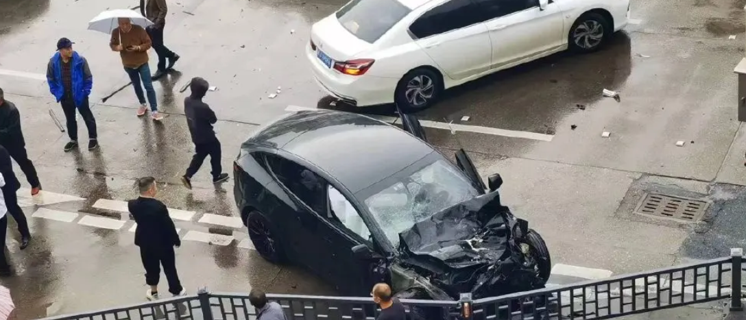 特斯拉Model Y又撞了,加速闯红灯连续追尾,这次到底怪谁?