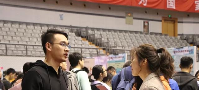 女士的法则|“袋鼠一族”正在兴起,父母夸赞儿女有出息,大学生或将愈演愈烈