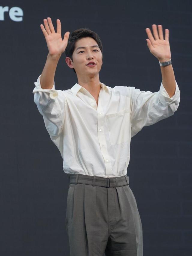 宋仲基|宋仲基现身海外宣传新剧,超百位粉丝顶高温守候,状态超好显贵气