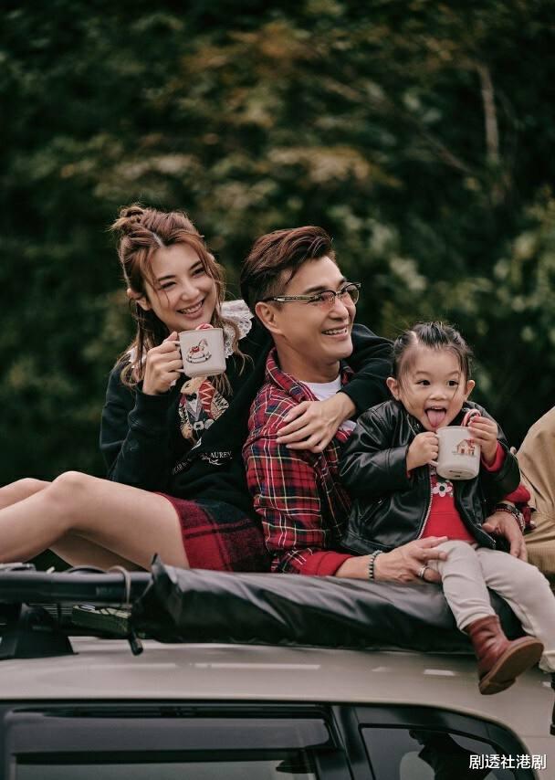 圣诞节|钟嘉欣圣诞节晒一家五口合照！小女儿罕见露面，儿子新发型获赞