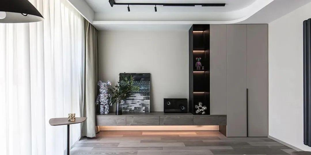 112㎡现代两居,4处柜门变房门,这个家到处都是“密室”,有趣