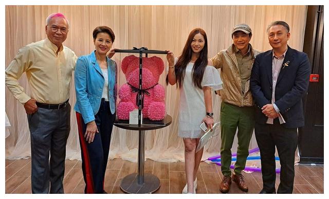 谢伟俊|亿万富婆白韵琴参加派对，78岁状态回春，与小15岁老公像同龄人